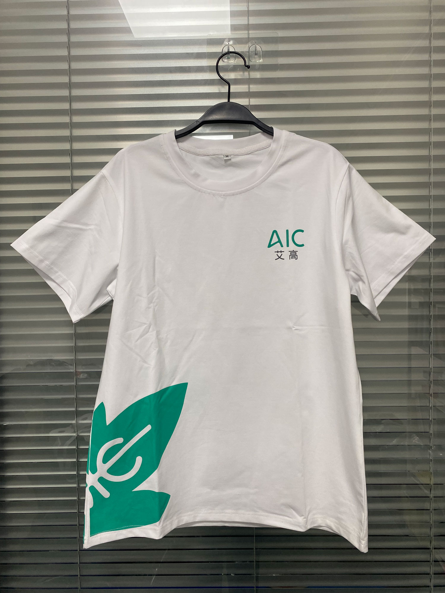 客户定制的圆领T恤工作服，前胸印有logo，背后印有广告语
